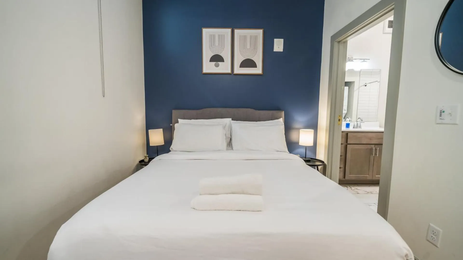 Bright And Modern Studio In Louisville # 105